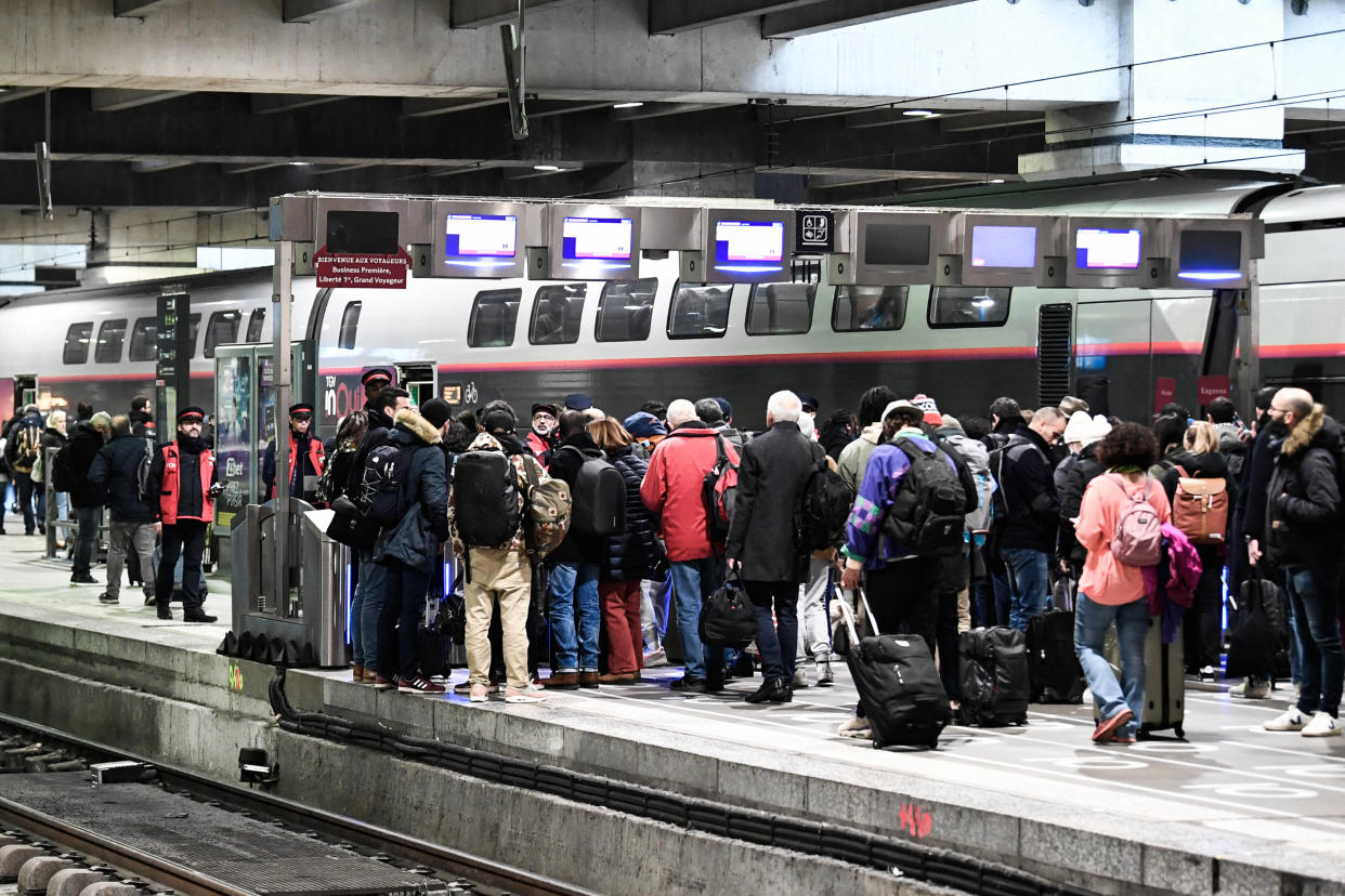 En France, un billet de train, toutes liaisons confondues, coûte en moyenne 2,6 fois plus cher qu’un billet d’avion, d’après une enquête de Greenpeace publiée ce jeudi 20 juillet. 