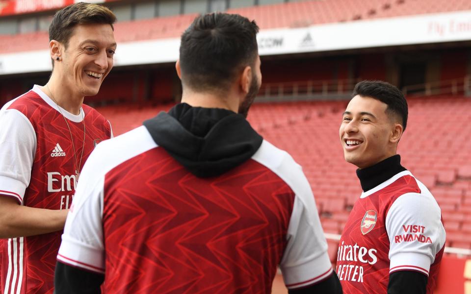 Mesut Ozil, Sead Kolasinac and Gabriel Martinelli talk on the sidelines - GETTY IMAGES