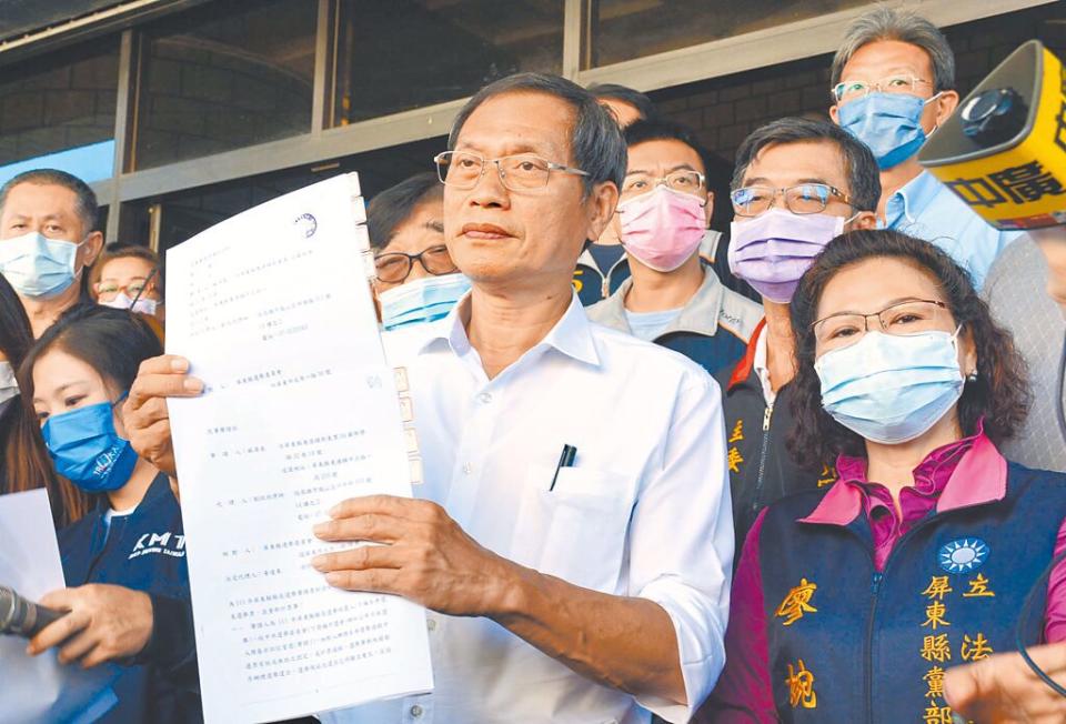 國民黨屏東縣長候選人蘇清泉，質疑此次選舉疑點重重，28日向屏東地院聲請重新驗票，大批支持者聲援。（林和生攝）