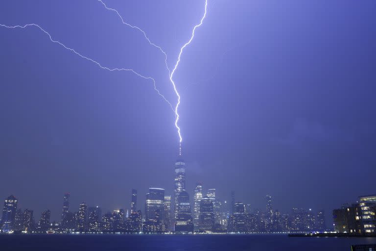 El momento exacto en el que un rayo impactó sobre el One World Trade Center.