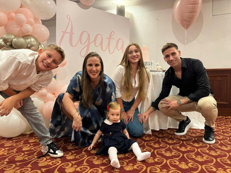 El primer año de Agata, la pequeña que nació en Estambul para ampliar la familia Biglia que crearon Lucas y Cecilia: Alessio nació en Roma y Allegra en Bruselas