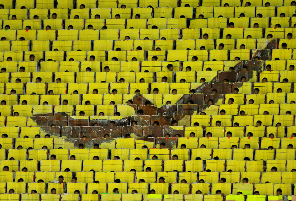 <p>Nordkorea: Zehntausende Darsteller beim choreographierten Unterhaltungsspektakel im Stadion „1. Mai“. Als Höhepunkt der Feierlichkeiten zum 70. Jahrestag der Staatsgründung stand in Nordkorea die Wiederaufnahme der „Massenspiele“ im größten Stadion von Pjöngjang auf dem Programm. (Bild. REUTERS/Danish Siddiqui) </p>