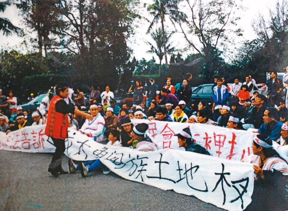 田春綢為找回太魯閣族失去的土地，為亞泥案建立全台原保地抗爭案件中最完整的資料庫，並積極聲援其他原民保留地抗爭。