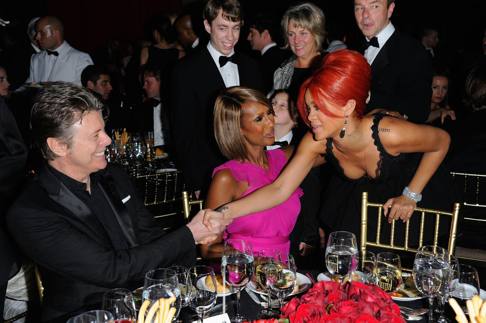 El autor de 'Space Oddity' y su mujer saludan a Rihanna en el último acto público al que acudieron juntos. (Foto: Andrew H. Walker / Getty Images)