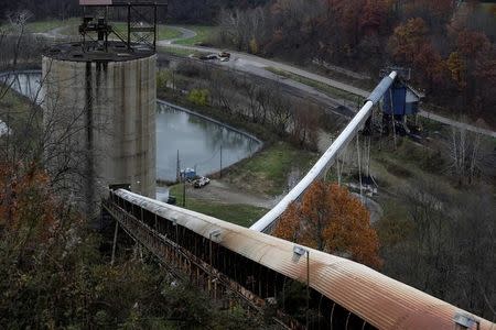 A coal conveyer belt stands at the Century Mine in Beallsville, Ohio, U.S., November 7, 2017. REUTERS/Joshua Roberts/Files