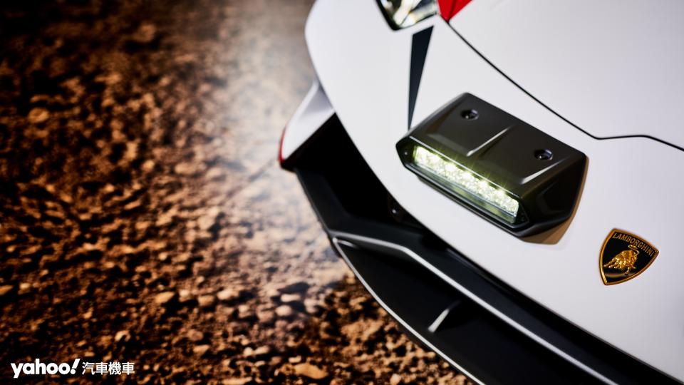 車頭前端LED探照燈的設置可以說是全新Huracán Sterrato視覺亮點的所在。