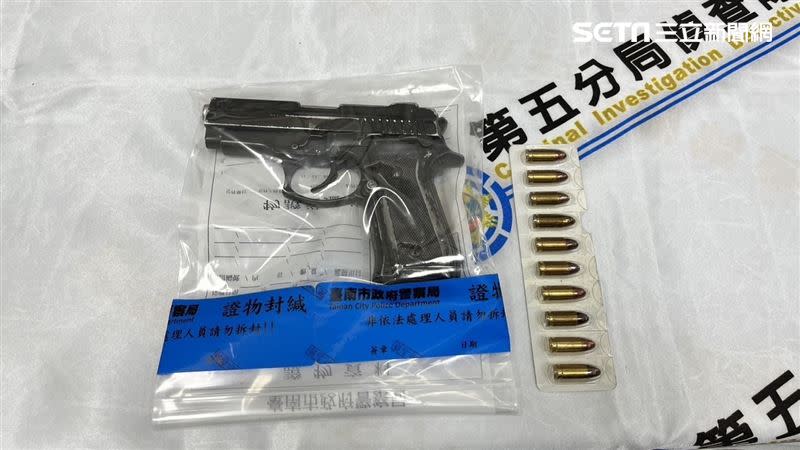 台南李姓男子昨天被警方逮捕查到手槍內裝有10發子彈。（圖／翻攝畫面）