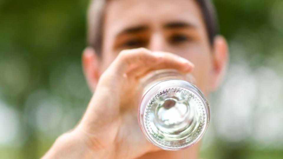 Ausreichendes Trinken ist bei großer Wärme besonders wichtig. (Bild: Tobias Hase / dpa)