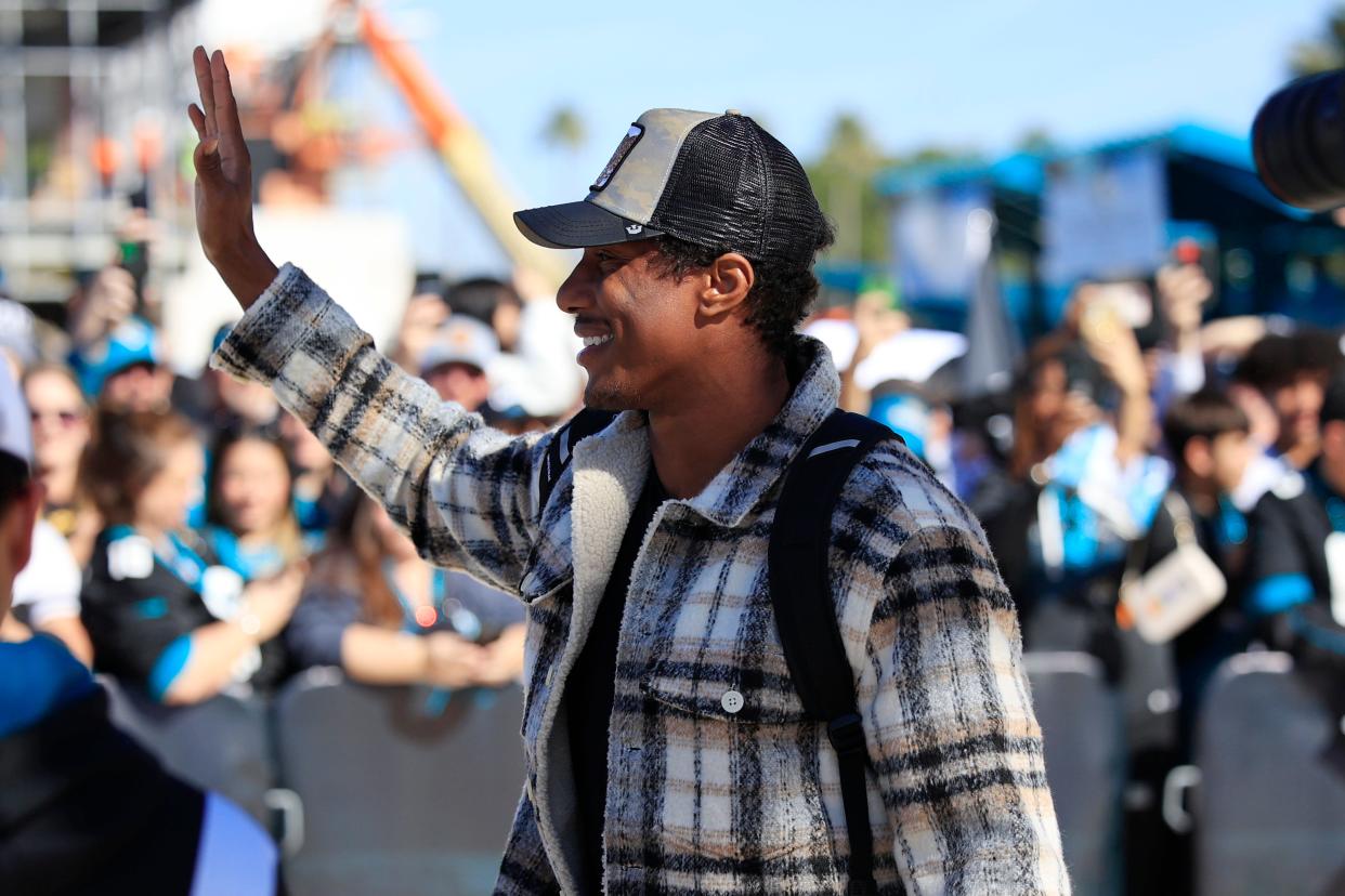 Jacksonville Jaguars wide receiver Zay Jones waves to the crowd during a sendoff Friday, Jan 20, 2023 outside the Gallagher Club West gate at TIAA Bank Field in Jacksonville, Fla.