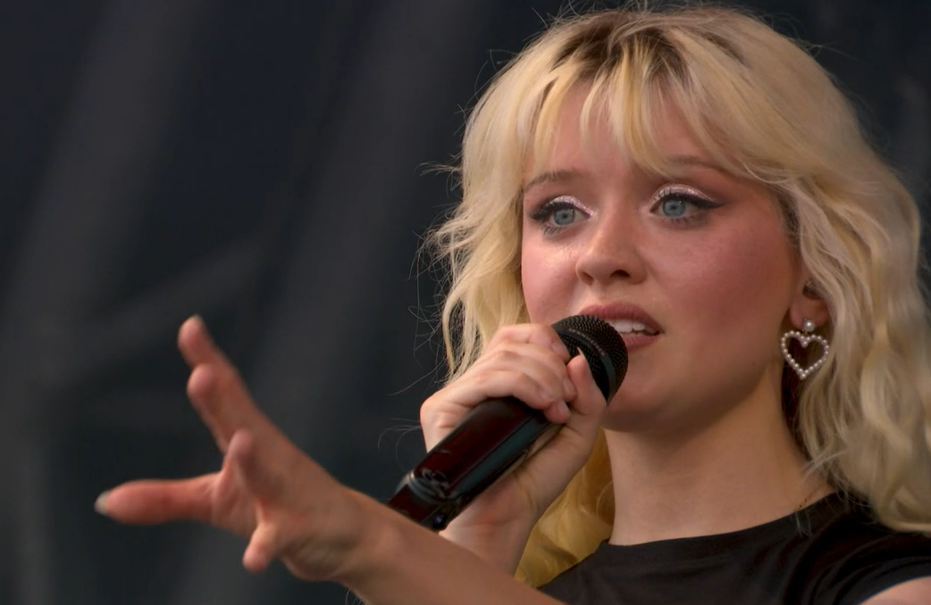Maisie Peters performs on the Pyramid Stage on Friday afternoon at Glastonbury 2023 (BBC)