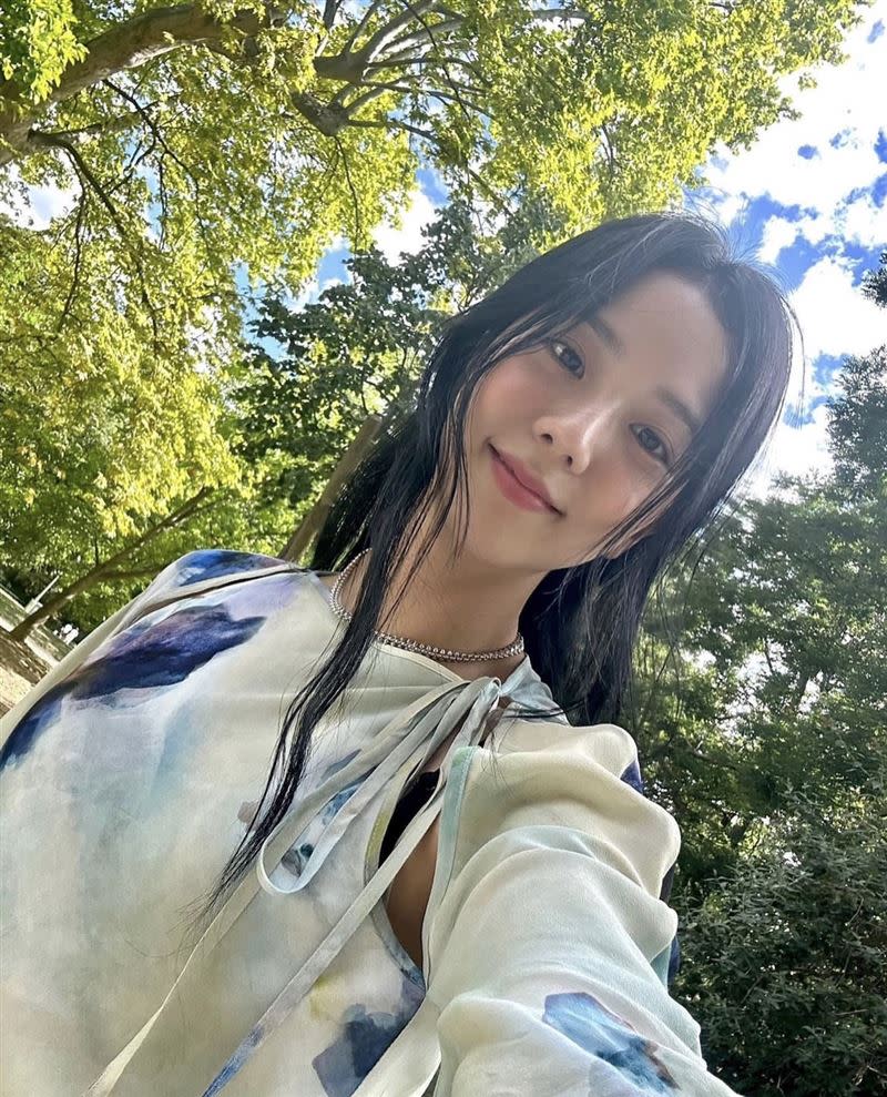 Jisoo無預警認愛演員安普賢。（圖／翻攝自Jisoo IG）