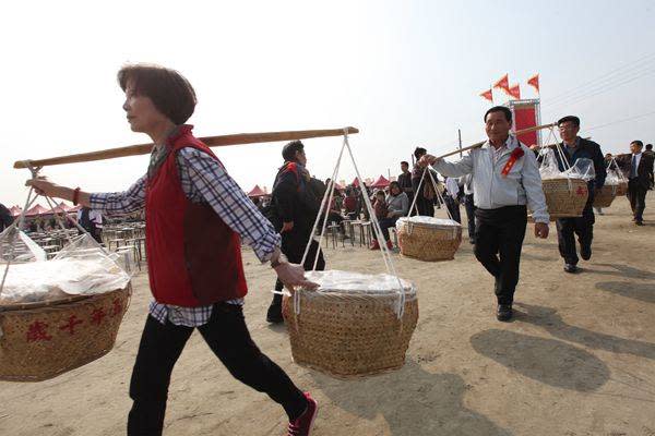 大甲鎮瀾宮媽祖於2024年4月5日晚間子時（11時）起駕，吸引上萬名信徒共襄盛舉，沿路也會有很多信徒準備美食，其中有幾項更是被網友公認大甲遶境「必吃」的美食，以下就跟著《網路溫度計DailyView》一起來看看吧！