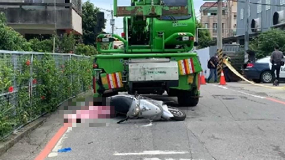 車禍現場，女童的安全帽和鞋子還散落一地。（圖／東森新聞）