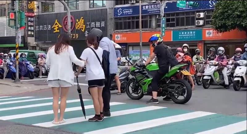 民眾在桃園市中壢區延平路與環北路口，看到一排機車騎士禮讓身障女子過馬路。（圖／翻攝畫面）