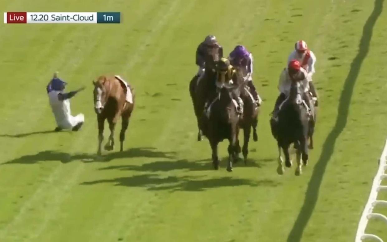The moment jockey Christophe Soumillon pushed rival Rossa Ryan off his horse mid-race at the Prix Thomas Bryon Jockey Club de Turquie - Christophe Soumillon is banned for two months for elbowing jockey off horse - SKY SPORTS