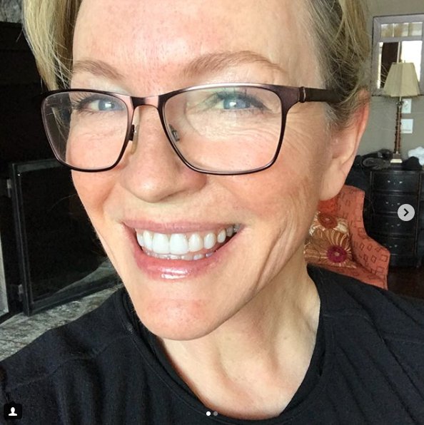 Rebecca Gibney has graced the cover of Who magazine with no makeup, and now she's calling on us to go bare-faced too. Source: Instagram/RebeccaGibney