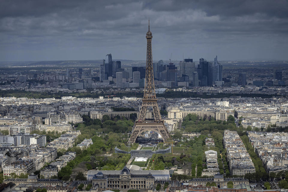 Gradas siendo colocadas en el Champ-de-Mars con la Torre Eiffel de fondo para los Juegos Olímpicos de París el lunes 15 de abril del 2024. (AP Foto/Aurelien Morissard)