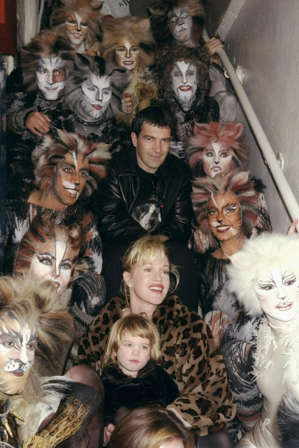 El matrimonio dio la bienvenida a su hija Stella del Carmen en 1996 y con ella aparecieron en numerosos actos públicos. La familia posa en el <em>backstage </em>del musical 'Cats' en el teatro Winter Garden de Nueva York. (Foto: Richard Corkery / Getty Images)