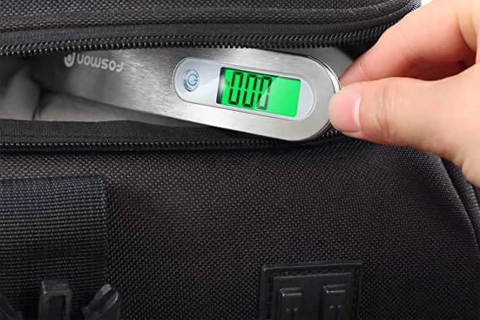 Esta báscula digital para equipaje es asequible y perfecta para tu próximo viaje. (foto vía Amazon).
