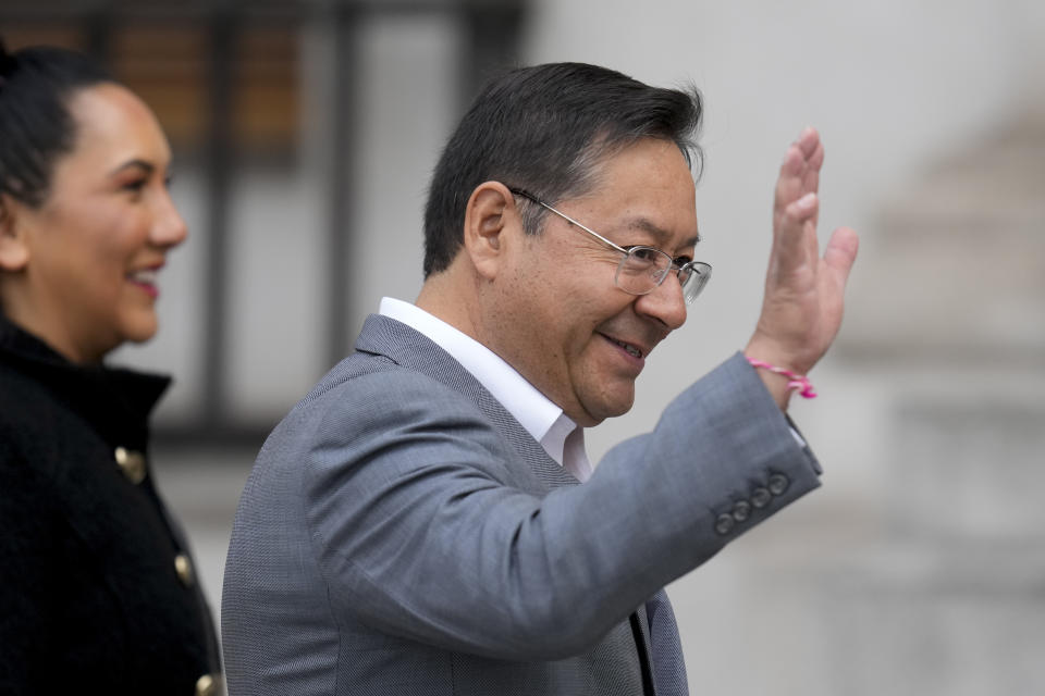 El presidente de Bolivia, Luis Arce, llega al palacio presidencial de La Moneda para una ceremonia que marca el 50 aniversario del golpe militar que derrocó al gobierno del fallecido presidente Salvador Allende en Santiago, Chile, el lunes 11 de septiembre de 2023. (AP Foto/Esteban Félix)