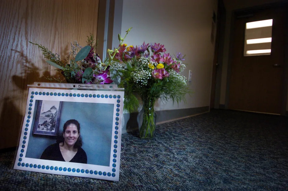 Una fotografía junto con flores fueron dejadas en frente de la oficina de la universidad en la que Becky Zerlentes era profesora. (Foto: Getty Images)