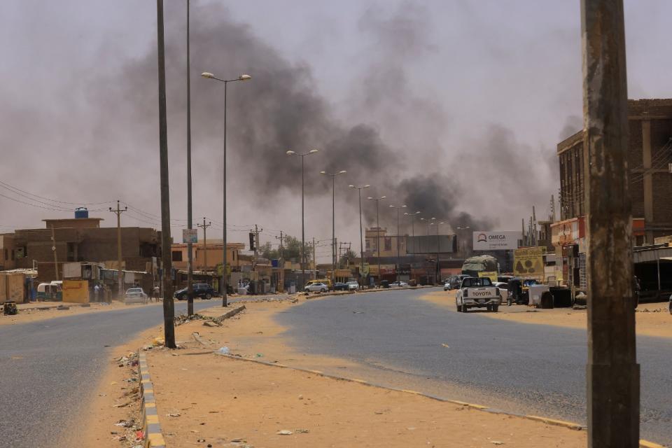 2023年4月15日，蘇丹快速支援部隊發動政變，北部城市恩圖曼（Omdurman）升起濃煙。路透社