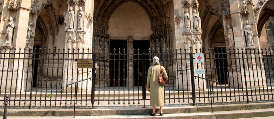 Une femme devant l'église Saint-Germain-l'Auxerrois, à Paris, en avril 2020.
