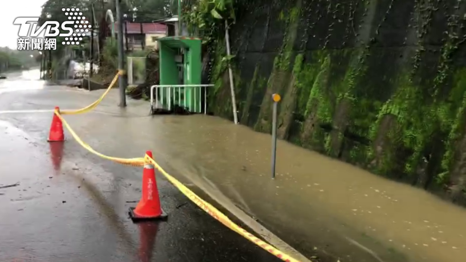 南部大雨造成排水不及。（圖／TVBS）