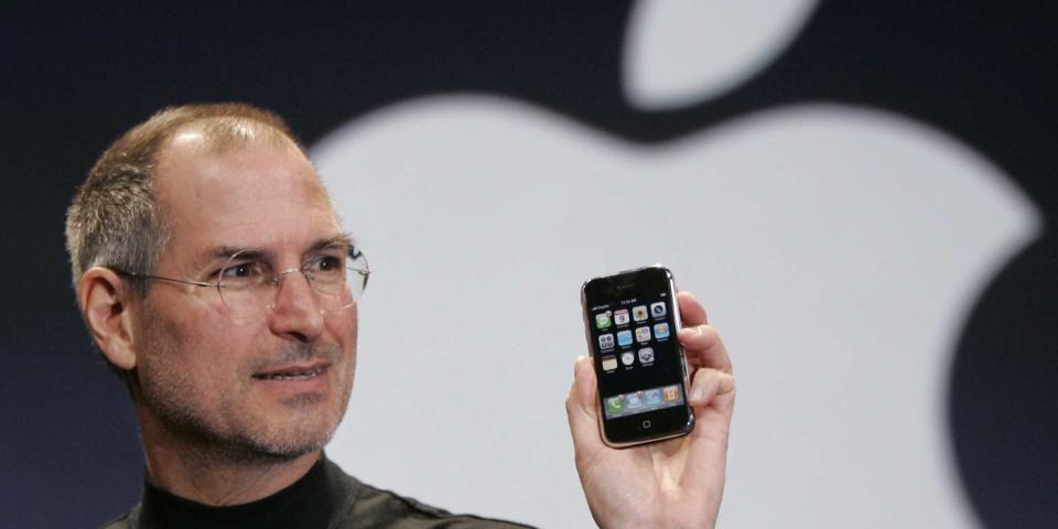 steve jobs unveils first iphone