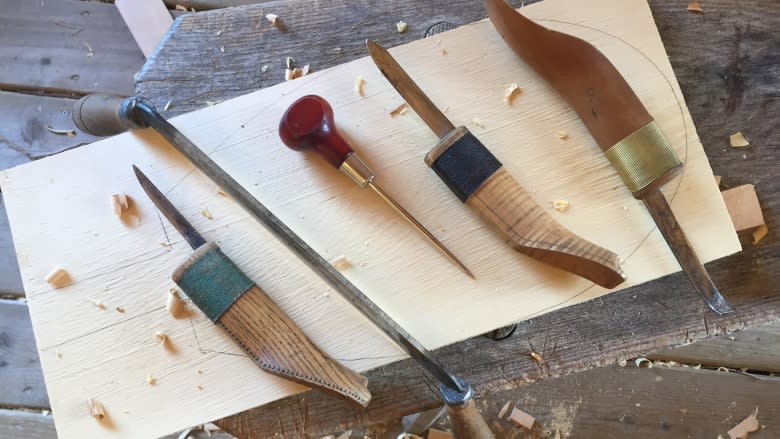 Mi'kmaq artist builds traditional birchbark canoe in Bear River