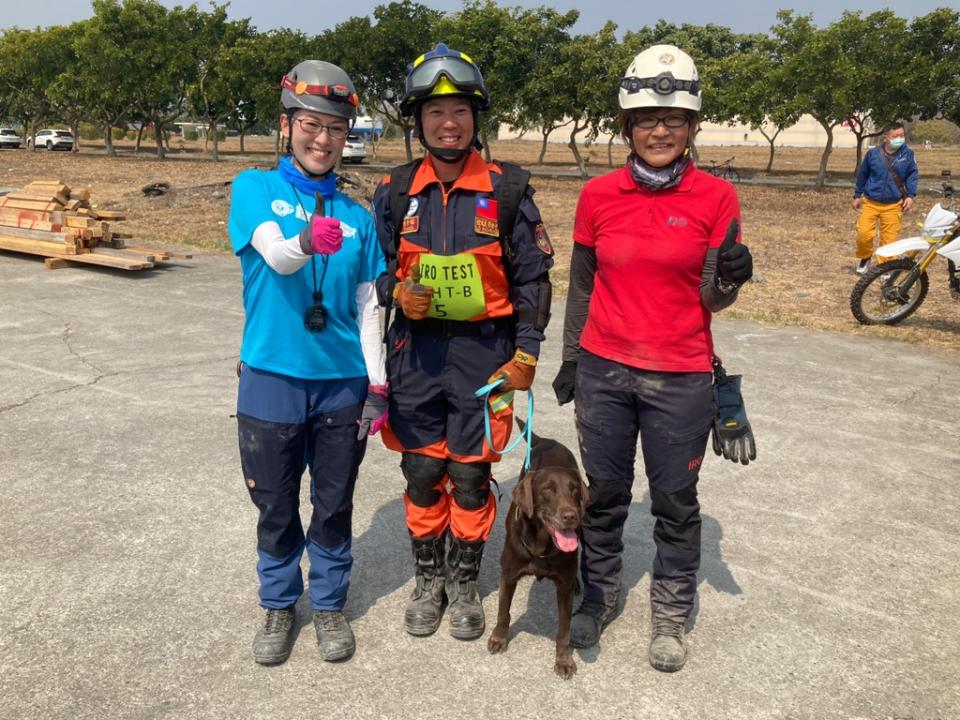 《圖說》新北消搜救犬隊112年移地訓練＆IRO活動一。〈消防局提供〉