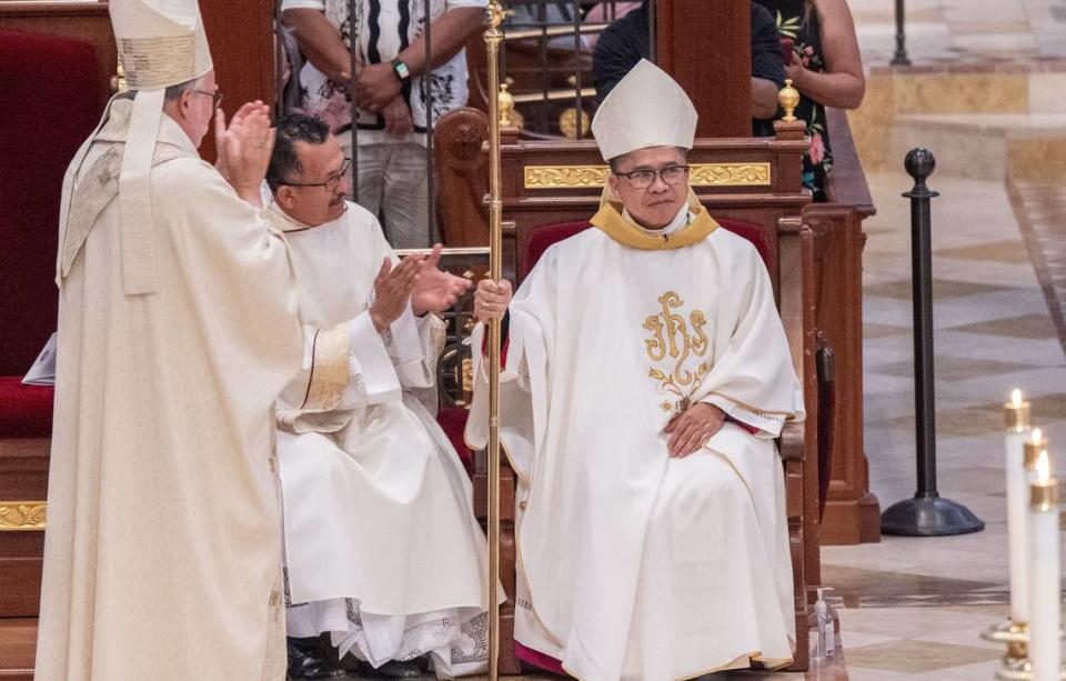 El obispo auxiliar Rey Bersabal mira a los feligreses reunidos para celebrar su ordenación el viernes.