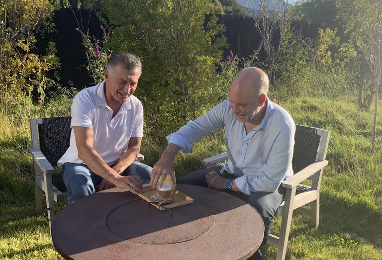 Horacio Rodríguez Larreta y Mauricio Macri en el country Cumelén, en Villa La Angostura.