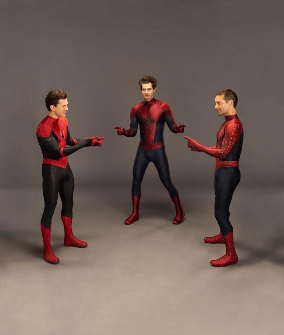 （L-R）三屆蜘蛛俠 Tom Holland、Andrew Garfield 及 Tobey Maguire 出演《蜘蛛俠：不戰無歸》（Spider-Man: No Way Home），並在幕後重現經典網絡 Meme。