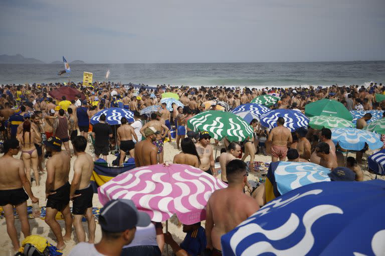 Simpatizantes de Boca comienzan a desplegar banderas en la playa de Copacabana
