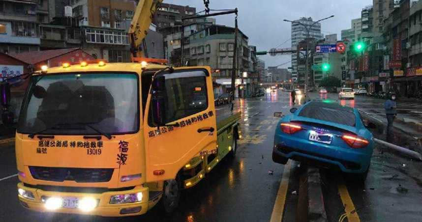 王男清晨駕駛瑪莎拉蒂名車撞上分隔島，事後竟找人頂替。（圖／翻攝畫面）