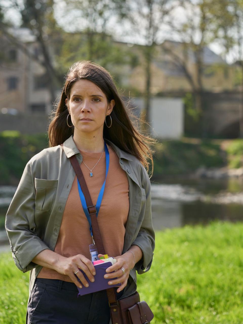 Sonya Cassidy as journalist Diane Barnwell