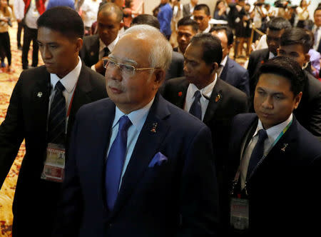 Malaysian Prime Minister Najib Razak (C) is surrounded by bodyguards as he arrives to address business leaders, during a business forum, ahead of the Association of Southeast Asian Nations (ASEAN) summit in Manila, Philippines April 28, 2017. REUTERS/Erik De Castro