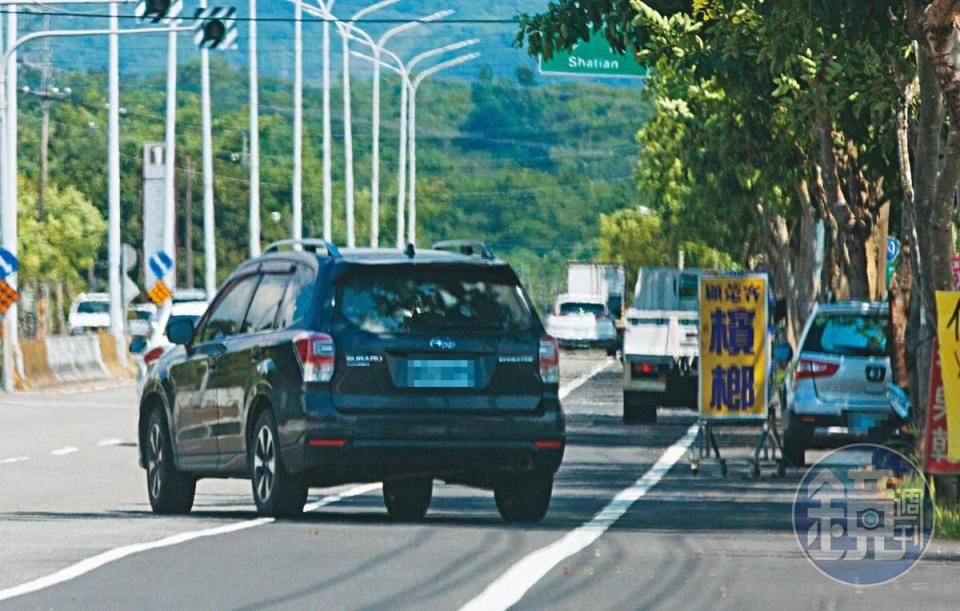 黃信融與H女於車上獨處1個多小時後開車駛離路邊。