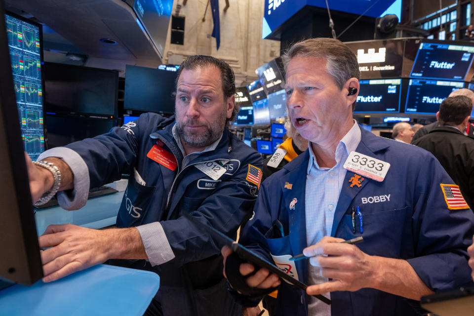 NEW YORK, NEW YORK - JANUARY 29: Traders work on the floor of the New York Stock Exchange (NYSE) on January 29, 2024 in New York City.  Wall Street observers are watching to see whether an upcoming Fed announcement on interest rate policy and the latest violence in the Middle East will have any effect on markets.  (Photo by Spencer Platt/Getty Images)