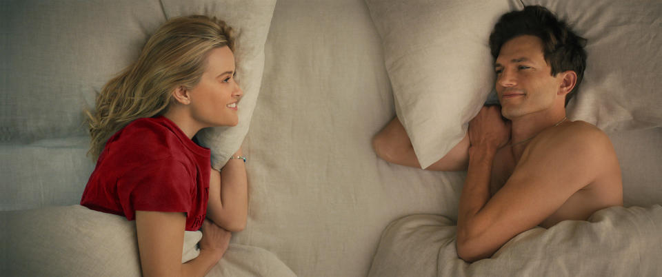 Reese Witherspoon as Debbie Dunn, Ashton Kutcher as Peter in in Your Place or Mine(Netflix)