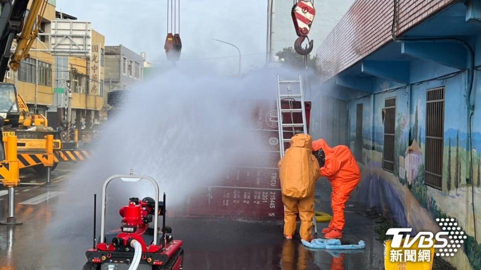 消防人員出動25人前往灑水救援，所幸無人員傷亡。（圖／TVBS）