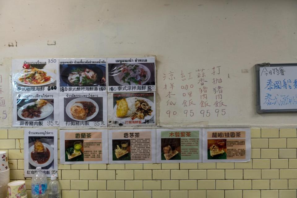 不知吃什麼往牆上看，人氣菜色都寫在那了。