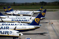 Algunas aerolíneas han parado toda su flota, otras mantienen sus aviones listos para repatriaciones o transportar material médico o de otro tipo y las que operan lo hacen con una capacidad mínima y han reducido su número de rutas. (Foto: Chris J Ratcliffe / Getty Images).