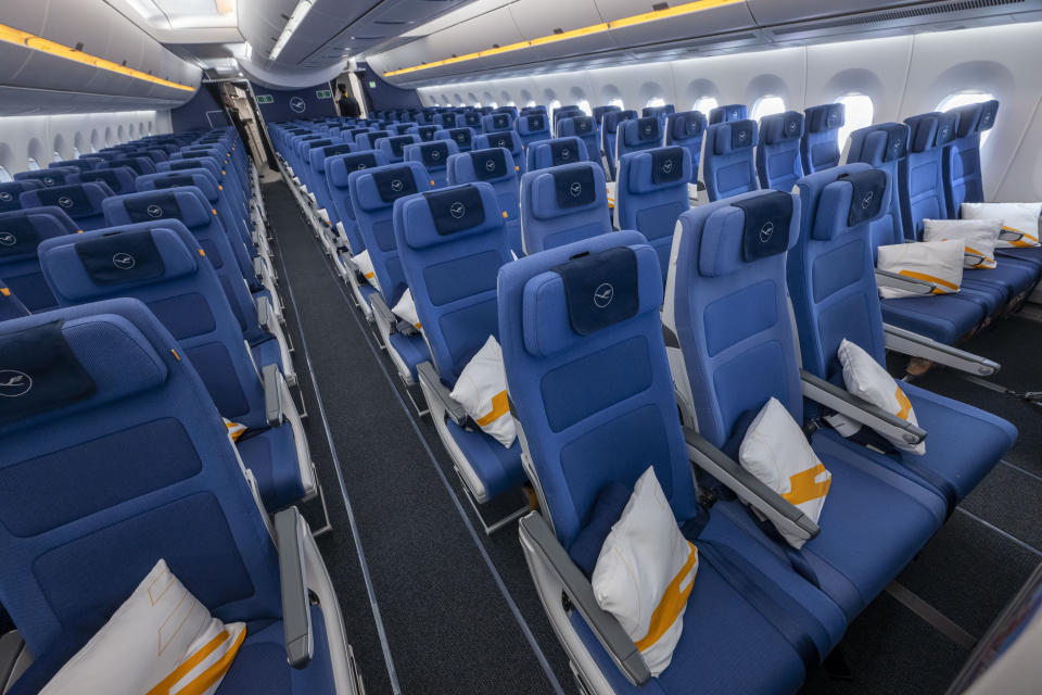 La diferencia de espacio para los pasajeros entre la clase turista y Business es más que evidente. (Foto: Peter Kneffel/picture alliance via Getty Images)