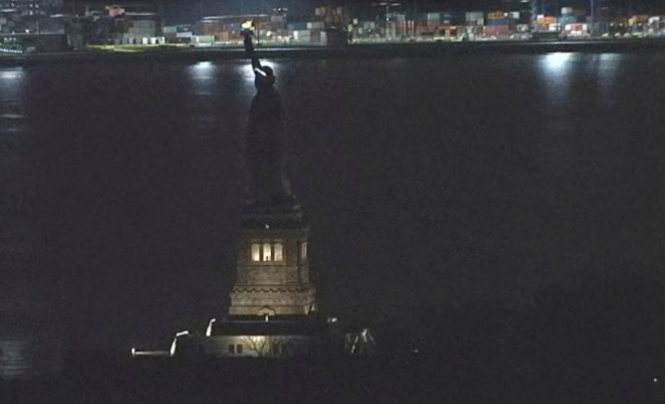 Die Freiheitsstatue verschwand in der Dunkelheit der Nacht. (Bild: AP Images)