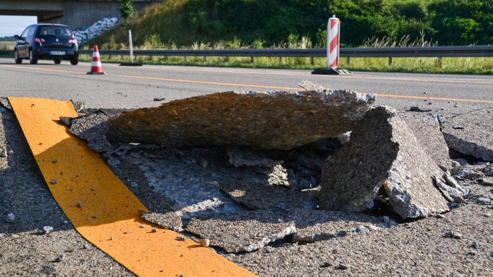 Wegen großer Hitze ist eine Betonfahrbahn auf einer Autobahn aufgebrochen. Foto: Rene Priebe/Archiv