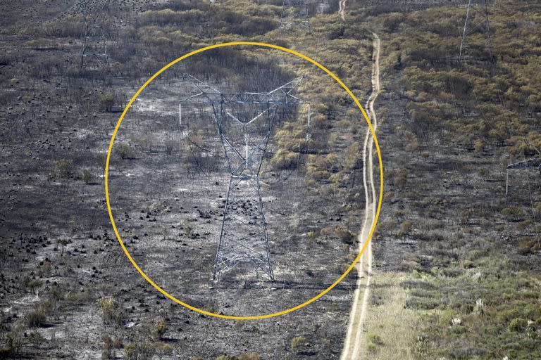 El humo hizo que el aire condensado levantara aún más la temperatura y sacara de servicio la línea de alta tensión de 500 kilovoltios que une Campana y General Rodríguez. 