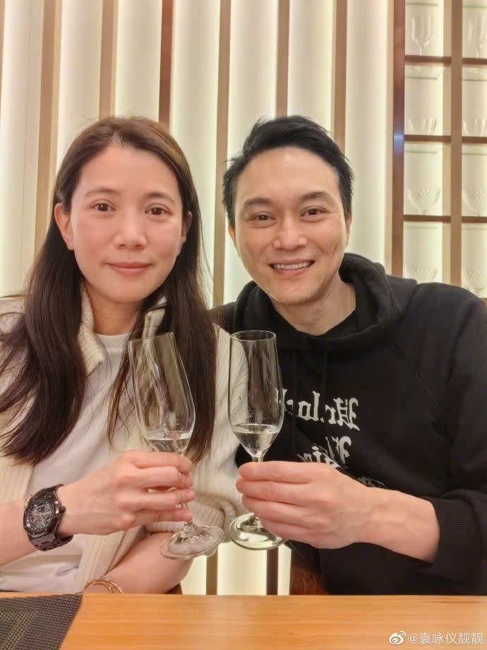 袁詠儀與張智霖結婚22年，是娛樂圈有名的模範夫妻。（圖／翻攝自微博）