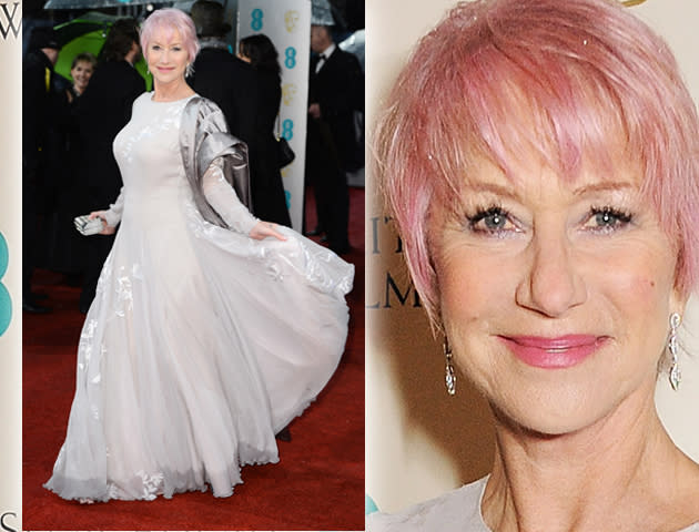 Schock! Oscar-Preisträgerin Helen Mirren bewies Mut zur Farbe. Allerdings nur auf dem Kopf. Die 67-jährige Schauspielerin erschien auf dem roten Teppich der BAFTAs mit pinkfarbenen Haaren. Auch ihre Robe war nicht die beste Wahl. Das Kleid von Nicholas Oakwell erinnerte uns ein wenig an ein Hochzeitsoutfit.<br><br><b>[BAFTAs 2013: <a href=" http://de.kino.yahoo.com/blogs/filmblog/baftas-2013-die-gewinner-der-britischen-oscars-005923662.html" data-ylk="slk:Die Gewinner ];elm:context_link;itc:0;sec:content-canvas;outcm:mb_qualified_link;_E:mb_qualified_link;ct:story;" class="link  yahoo-link">Die Gewinner ]</a></b>